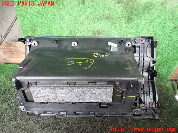 5UPJ-17827516]レクサス・RX450h(GYL20W)グローブボックス1 中古_m0003.jpg