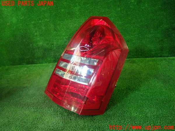 5UPJ-17881530]クライスラー・300C(LX57)右テールランプ 中古_m0002.jpg