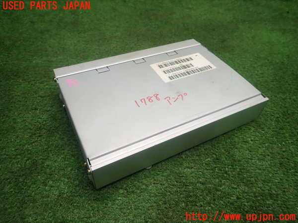 5UPJ-17886525]クライスラー・300C(LX57)アンプ 中古_m0001.jpg