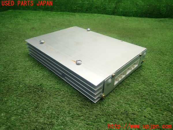 5UPJ-17886525]クライスラー・300C(LX57)アンプ 中古_m0002.jpg