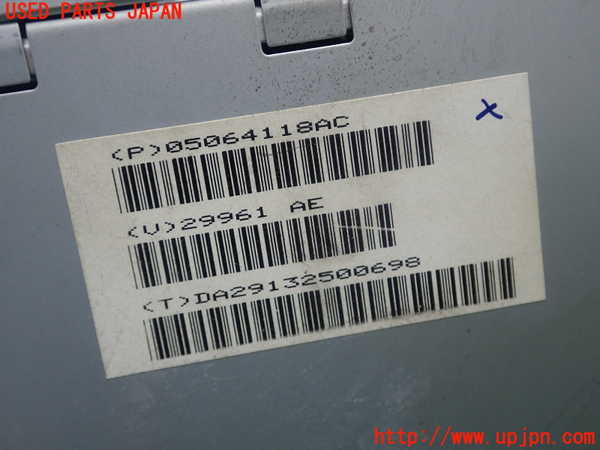 5UPJ-17886525]クライスラー・300C(LX57)アンプ 中古_m0004.jpg