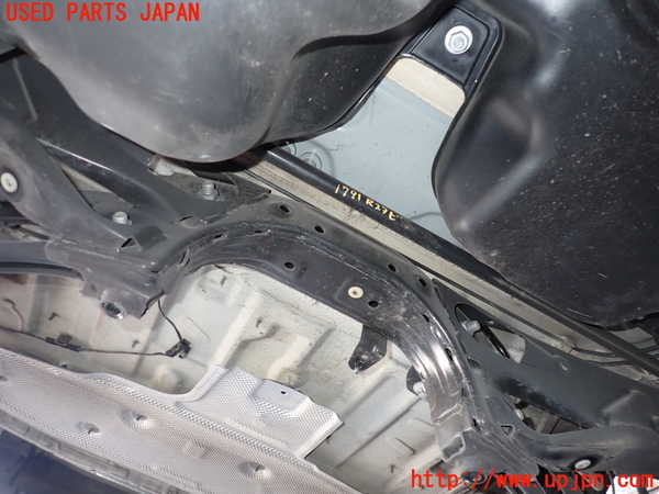 5UPJ-17915445]BMW 218d アクティブツアラー(2C20)(F45) リアスタビライザー 中古_m0001.jpg