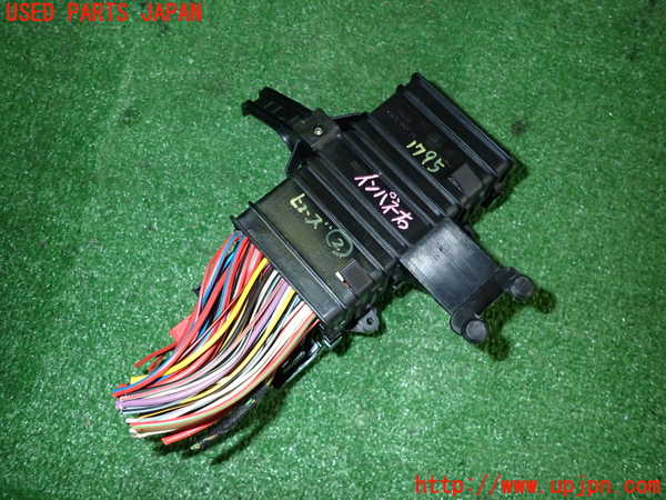 5UPJ-17956742]ポルシェ・ボクスター(98623)ヒューズボックス2 中古_m0002.jpg