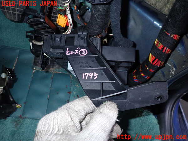 5UPJ-17956743]ポルシェ・ボクスター(98623)ヒューズボックス3 中古_m0002.jpg