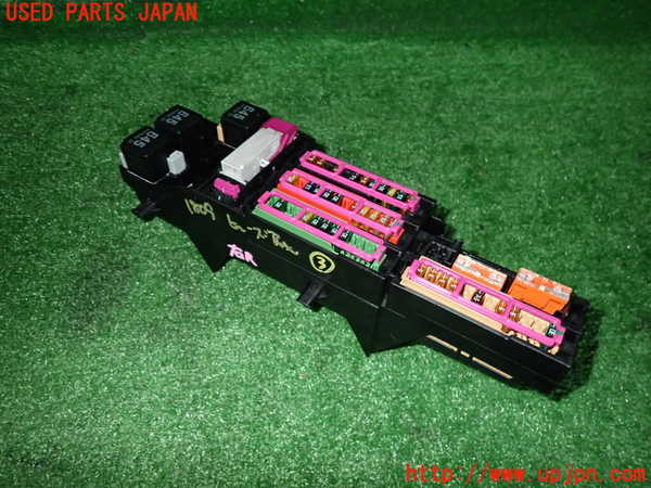 2UPJ-18096743]アウディ・A7 スポーツバック(4GCGWC)ヒューズボックス3 中古_m0001.jpg