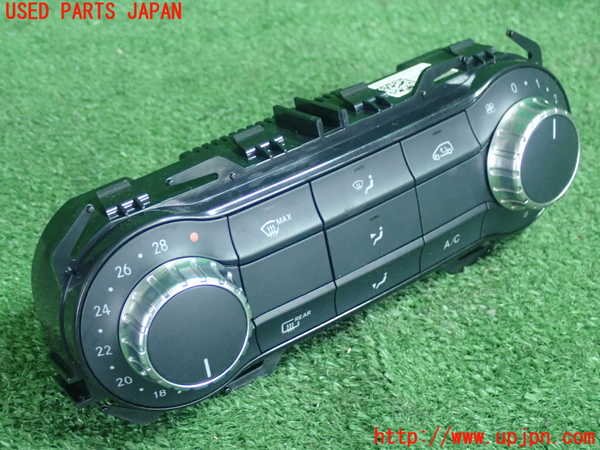 5UPJ-18176066]ベンツ A180 V177(176042)エアコンスイッチ1 中古_m0001.jpg