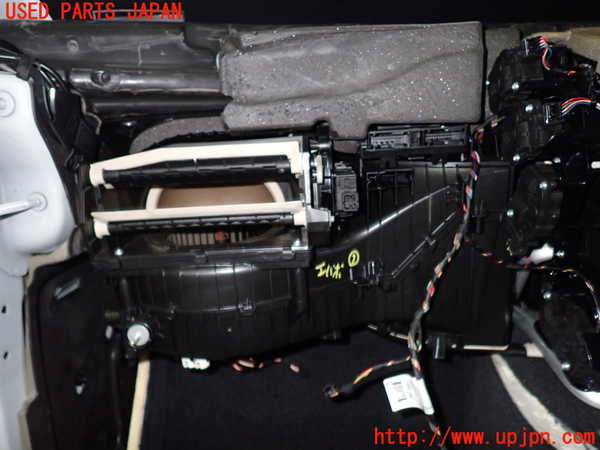 5UPJ-18236081]BMW 320i(8A20 F30)エバポレーター1 中古_m0003.jpg