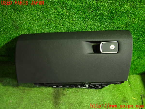 5UPJ-18237516]BMW 320i(8A20 F30)グローブボックス1 中古_m0001.jpg
