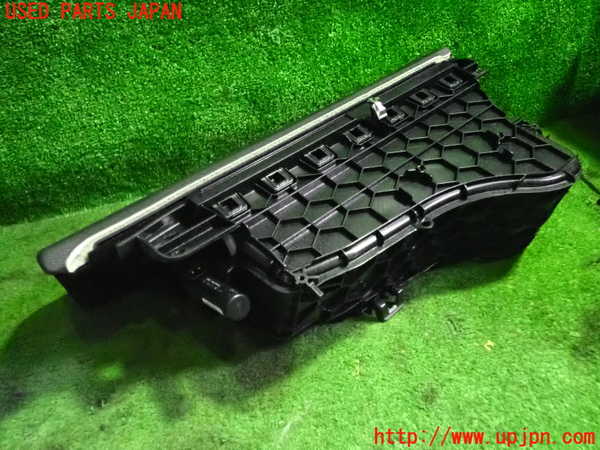 5UPJ-18237516]BMW 320i(8A20 F30)グローブボックス1 中古_m0003.jpg