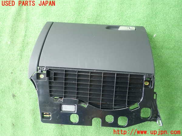 5UPJ-18247516]アウディ・A5 スポーツバック(8TCDNL)グローブボックス1 中古_m0001.jpg
