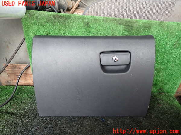 5UPJ-18267516]ジープグランドチェロキー(WK36T)グローブボックス1 中古_m0001.jpg