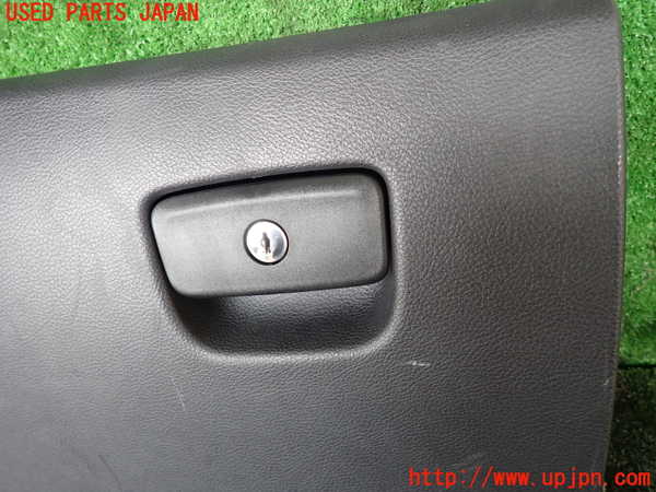 5UPJ-18267516]ジープグランドチェロキー(WK36T)グローブボックス1 中古_m0002.jpg