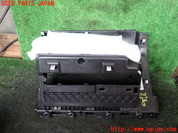 5UPJ-18267517]ジープグランドチェロキー(WK36T)グローブボックス2 中古_m0002.jpg