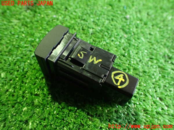 5UPJ-18296309]プリウス(MXWH65)スイッチ4 (給油口) 中古_m0002.jpg