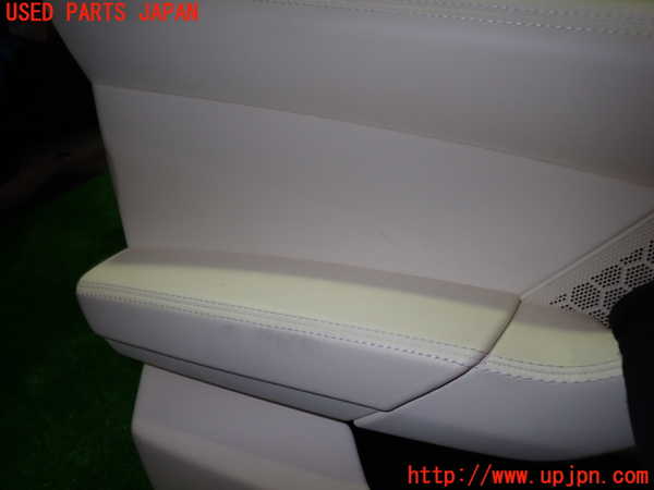 5UPJ-18331264]ポルシェ・パナメーラ 4S(970M48A)左前ドア内張り 中古_m0002.jpg