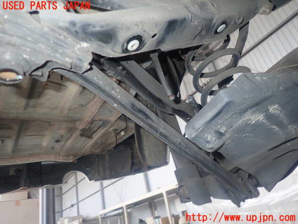 5UPJ-18425226]BMW 218d グランツアラー(2E20)(F46)左リアロアアーム1 中古_m0002.jpg