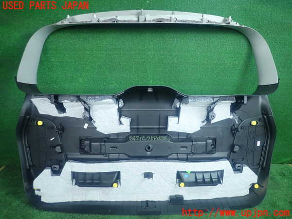 5UPJ-18421578]BMW 218d グランツアラー(2E20)(F46)バックドア内張り 中古_m0002.jpg