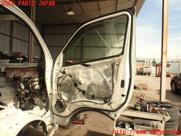 5UPJ-18481230]NV350 キャラバン バン(VW2E26)右前ドア (43R-00033) 【ジャンク品】 中古_m0004.jpg