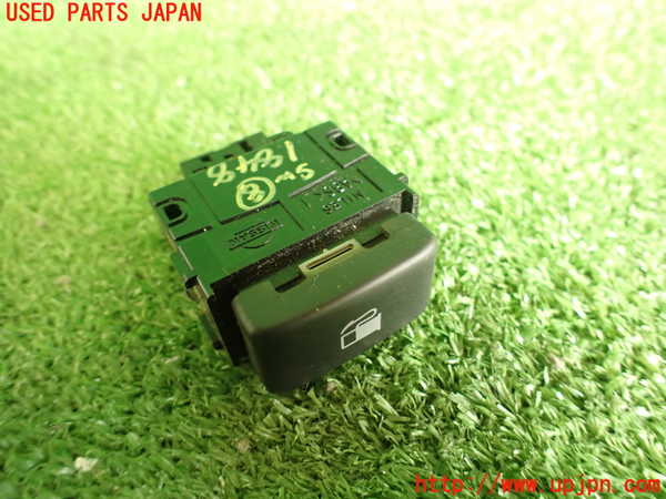 5UPJ-18486313]NV350 キャラバン バン(VW2E26)スイッチ8 (給油口) 中古_m0001.jpg