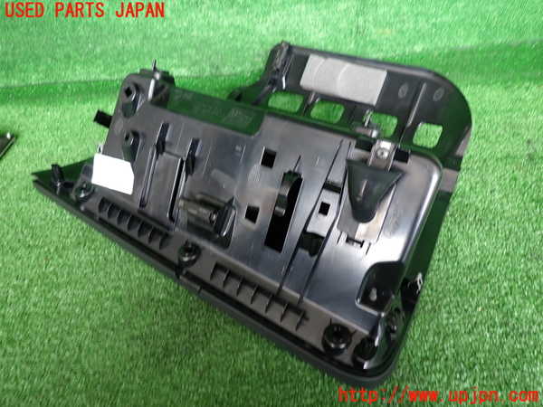5UPJ-18647516]ボルボ・XC40(XB420XC)グローブボックス1 中古_m0002.jpg