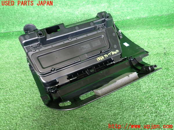 5UPJ-18647516]ボルボ・XC40(XB420XC)グローブボックス1 中古_m0004.jpg