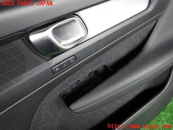 5UPJ-18641234]ボルボ・XC40(XB420XC)右前ドア内張り 中古_m0002.jpg
