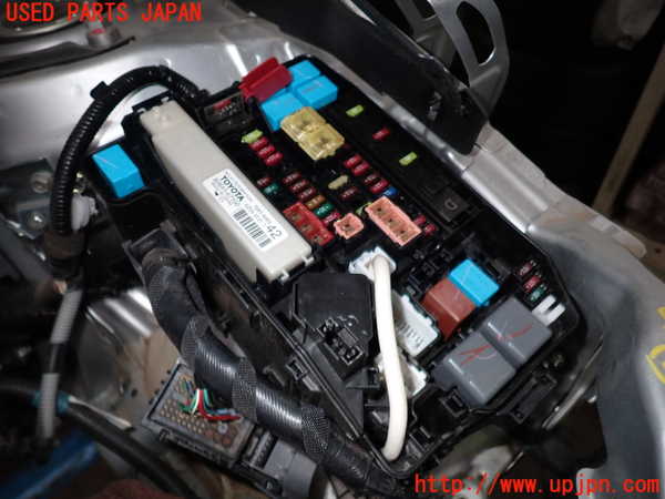 5UPJ-18706742]プリウスα(ZVW41W)ヒューズボックス2 中古_m0002.jpg