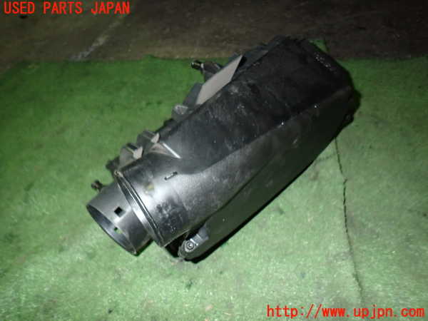5UPJ-18842560]ベンツ SLK200(172448 R172)エアクリーナーボックス 中古_m0001.jpg
