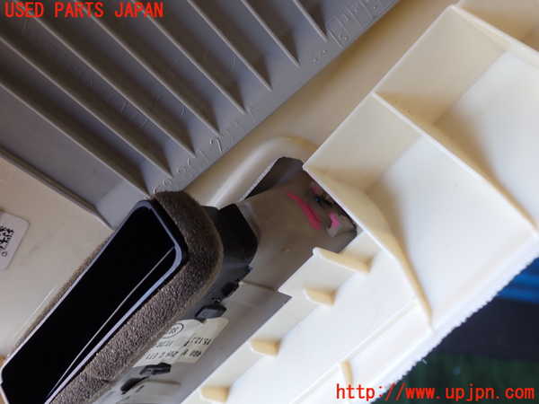 1UPJ-18877670]アウディ・A7 スポーツバック(4GCGWC)左センターピラートリム 中古_m0005.jpg