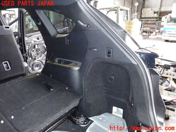5UPJ-18917675]CX-8(KG2P)右リアピラートリム 中古_m0001.jpg