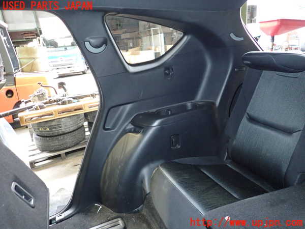 5UPJ-18917675]CX-8(KG2P)右リアピラートリム 中古_m0002.jpg