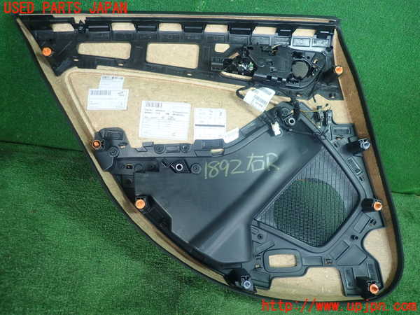 5UPJ-18921294]ベンツ A180 W176(176042)右後ドア内張り 中古_m0004.jpg