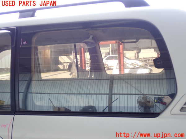 2UPJ-18931382]ランクル100系(UZJ100W)左クォーターガラス 中古(43R-00073 M2E45)_m0001.jpg
