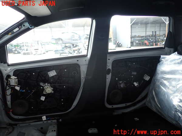 5UPJ-18977665]ベンツ B200 d(247012)(W247)右センターピラートリム 中古_m0001.jpg