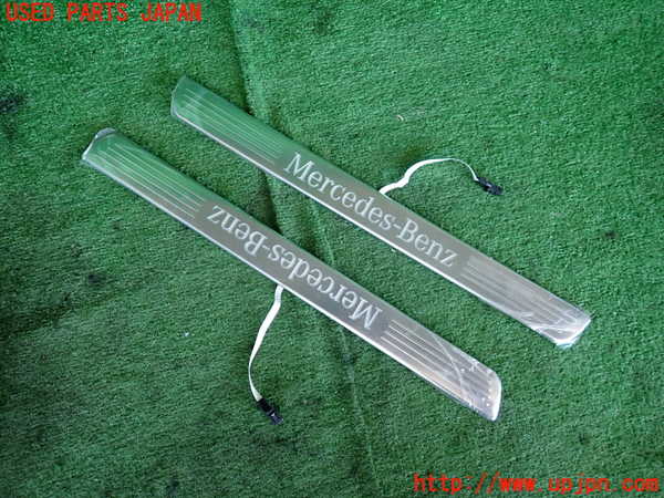 5UPJ-18977740]ベンツ B200 d(247012)(W247)スカッフプレート 中古_m0001.jpg