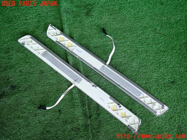 5UPJ-18977740]ベンツ B200 d(247012)(W247)スカッフプレート 中古_m0002.jpg