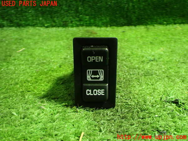 5UPJ-19026306]ハイエースワゴン100系(KZH100G)スイッチ1（バックドアカーテン） 中古_m0001.jpg