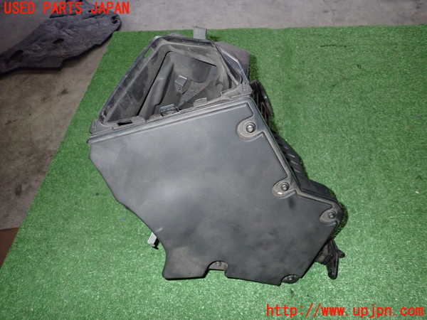 2UPJ-19042560]アウディ・S4 アバント(8KCGWF)エアクリーナーボックス 中古_m0001.jpg
