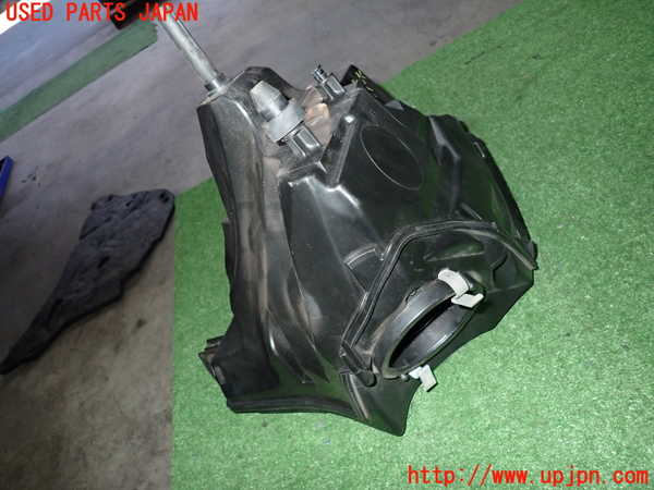 2UPJ-19042560]アウディ・S4 アバント(8KCGWF)エアクリーナーボックス 中古_m0004.jpg