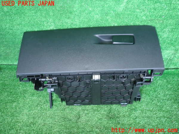 5UPJ-19067516]BMW X1 F48(HT20)グローブボックス1 中古_m0001.jpg