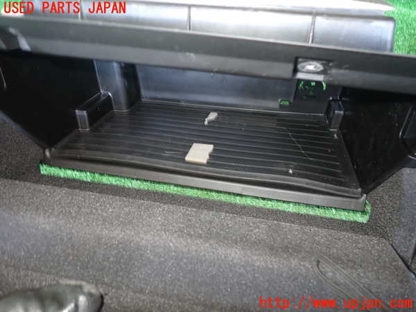 5UPJ-19067516]BMW X1 F48(HT20)グローブボックス1 中古_m0002.jpg