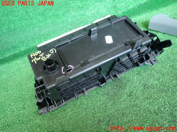 5UPJ-19067516]BMW X1 F48(HT20)グローブボックス1 中古_m0004.jpg