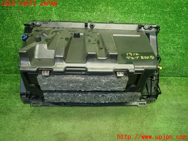 5UPJ-19127516]クラウン ロイヤル ハイブリッド(AWS210)グローブボックス1 中古_m0004.jpg