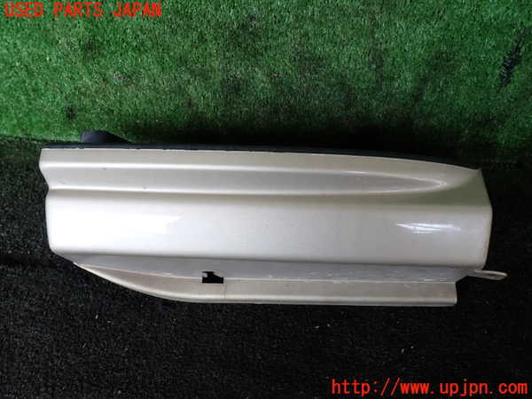 5UPJ-19231390]ハイエースワゴン100系(KZH100G)右サイドステップ 中古_m0002.jpg