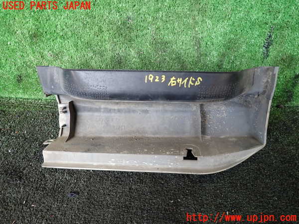 5UPJ-19231390]ハイエースワゴン100系(KZH100G)右サイドステップ 中古_m0003.jpg