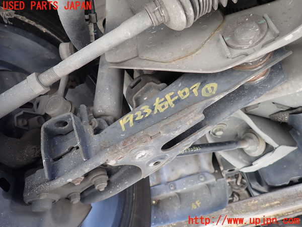 5UPJ-19235176]ハイエースワゴン100系(KZH100G)右フロントロアアーム1 中古_m0001.jpg