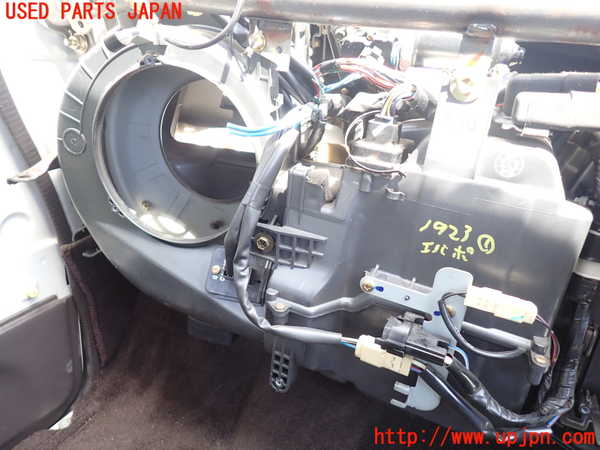 5UPJ-19236081]ハイエースワゴン100系(KZH100G)エバポレーター1 (フロント) 中古_m0003.jpg