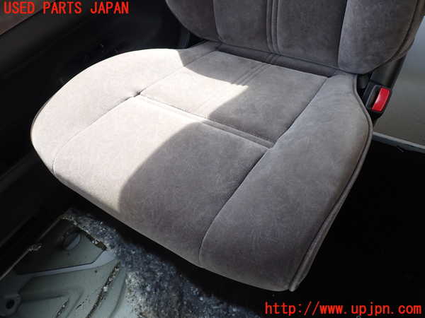 5UPJ-19237145]ハイエースワゴン100系(KZH100G)右2列目シート 中古_m0003.jpg