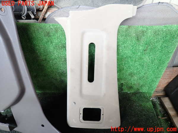 5UPJ-19237670]ハイエースワゴン100系(KZH100G)左センターピラートリム 中古_m0002.jpg