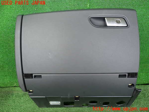 2UPJ-19337516]アウディ・A7 スポーツバック(4GCGWC)グローブボックス1 中古_m0001.jpg